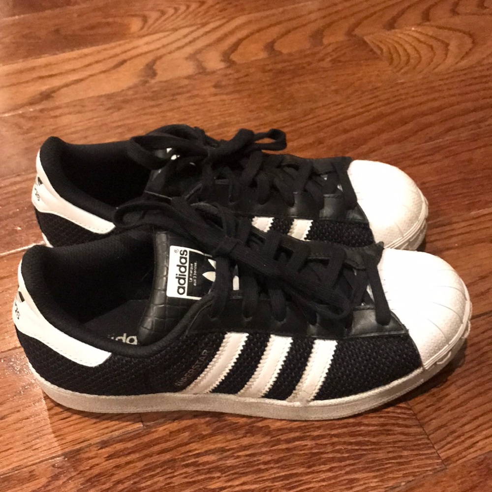 ISO size 7: Black mesh adidas superstar sneaker
